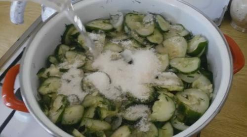 Огуречный салат на зиму. Салатик из огурцов Зимний король (стерилизация не требуется)