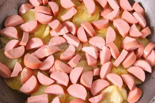 Жареная картошка с сосисками и сыром. Ленивая пицца: жареная картошка с сосисками под омлетом и сыром