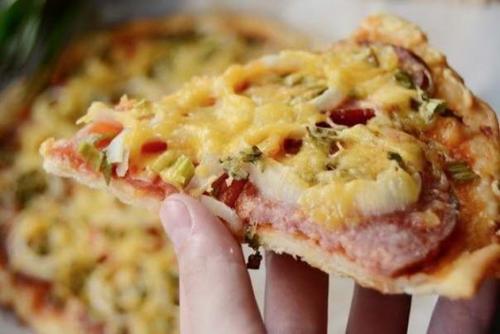 Пицца с луком колбасой и сыром. Пицца с колбасой и луком на тонком тесте