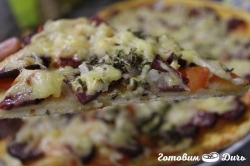 Пицца с луком колбасой и сыром. Пицца с колбасой и луком на тонком тесте 10 Пицца с луком колбасой и сыром. Пицца с колбасой и луком на тонком тесте 10