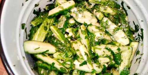 Салат из свежих огурцов на зиму. Салат из огурцов на зиму пальчики оближешь с луком