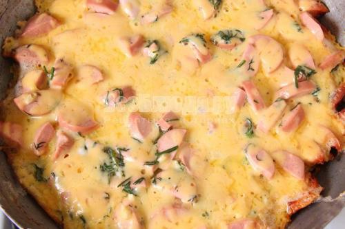 Жареная картошка с сосисками и сыром. Ленивая пицца: жареная картошка с сосисками под омлетом и сыром