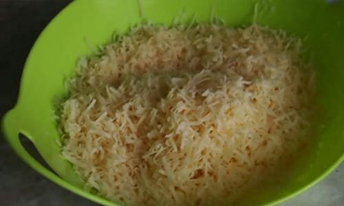 Пицца с курицей колбасой помидорами и сыром. Пицца с сыром, помидорами и болгарским перцем