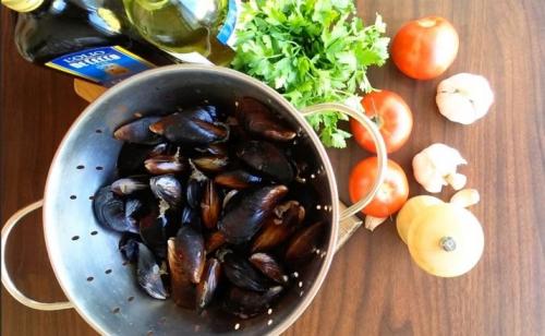 Мидии в красном вине. С овощами в вине