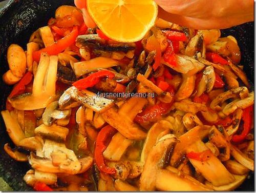 Шампиньоны с болгарским перцем и луком. Отличная закуска из грибов шампиньонов с болгарским перцем!