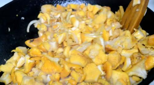 Картошка с легкими. Жареная картошка с лисичками – быстрый и легкий рецепт