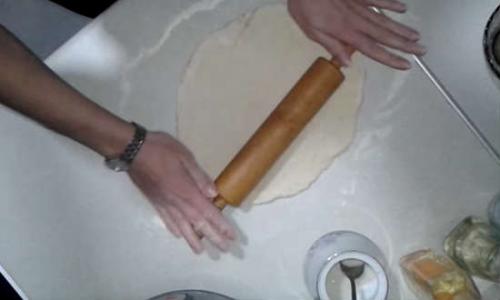Пицца с курицей колбасой помидорами и сыром. Пицца с сыром, помидорами и болгарским перцем