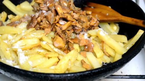 Картошка с легкими. Жареная картошка с лисичками – быстрый и легкий рецепт
