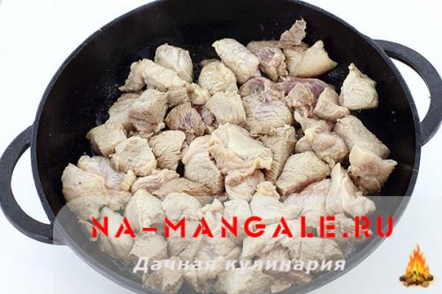 Подлива из свинины. Подлива с томатной пастой в сковороде