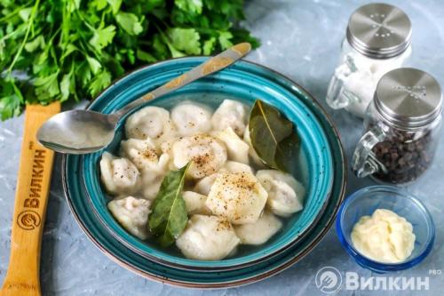 Пельмени в горшочках с бульоном в духовке. Пельмени в горшочке в духовке