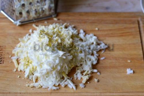 Салат с курицей и кукурузой и сухариками. Ингредиенты: