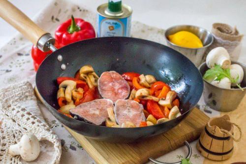 Жареная семга с овощами. Семга с овощами и грибами на сковороде рецепт с фото 04