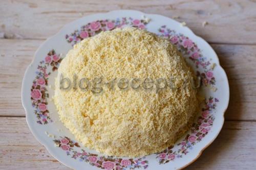 Салат с курицей и кукурузой и сухариками. Ингредиенты: