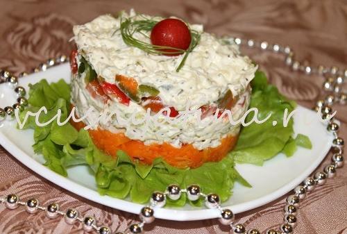 Слоеный салат с курицей и болгарским перцем. Слоеный салат с курицей, сыром и болгарским перцем