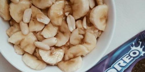 Овсяная каша с орехами и медом. Овсяная каша с черной смородиной, грецкими орехами и медом 07