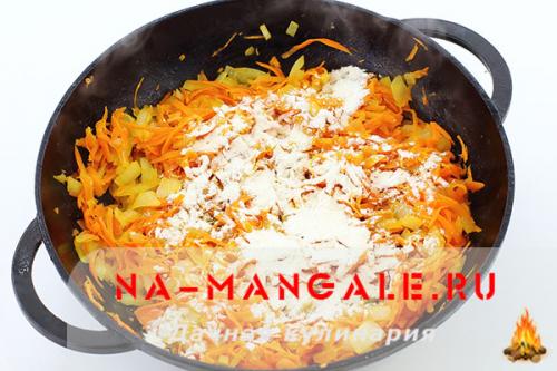 Подлива из свинины. Подлива с томатной пастой в сковороде