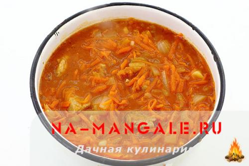 Подлива из свинины. Подлива с томатной пастой в сковороде