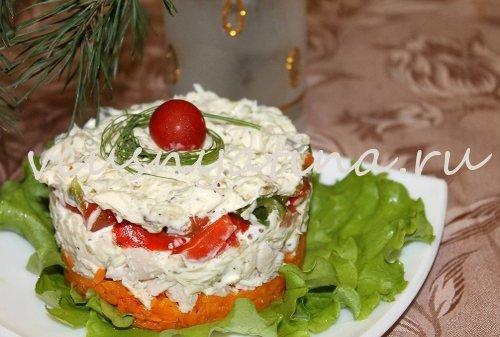 Слоеный салат с курицей и болгарским перцем. Слоеный салат с курицей, сыром и болгарским перцем