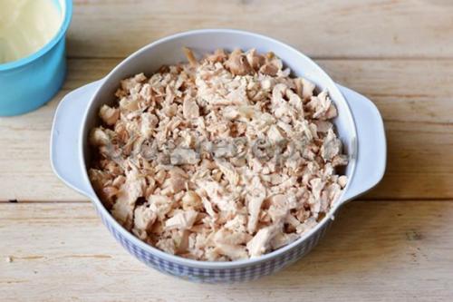 Салат с курицей и кукурузой и сухариками. Ингредиенты: