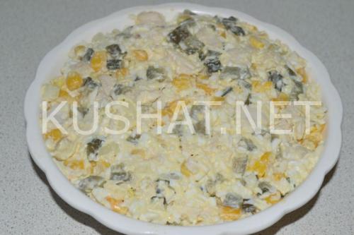 Салат с курицей и кукурузой и солеными огурцами. Салат с курицей, кукурузой, сыром – рецепт