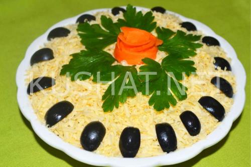 Салат с курицей и кукурузой и солеными огурцами. Салат с курицей, кукурузой, сыром – рецепт