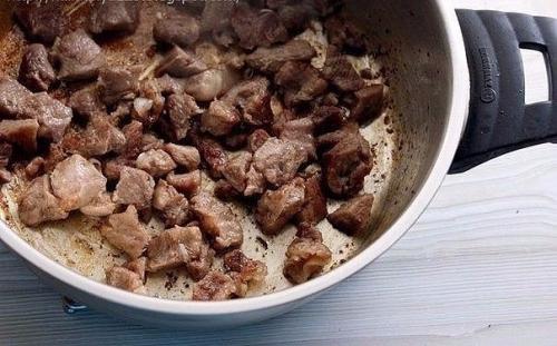 Подлива с мясом к пюре. Гуляш с подливкой и картофельным пюре