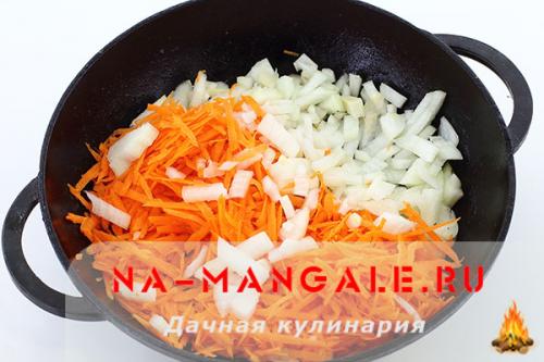 Подлива из свинины. Подлива с томатной пастой в сковороде