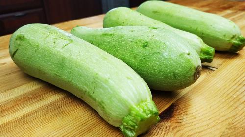 Пицца из кабачков с колбасой. Кабачковая пицца