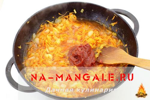 Подлива из свинины. Подлива с томатной пастой в сковороде