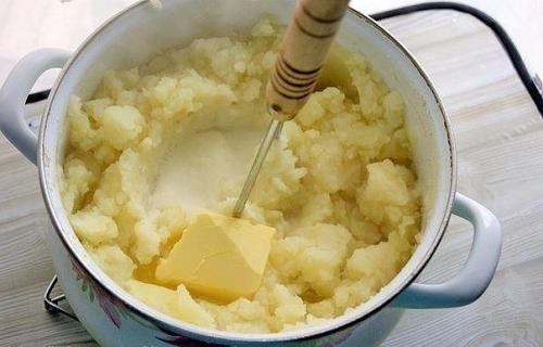 Подлива с мясом к пюре. Гуляш с подливкой и картофельным пюре