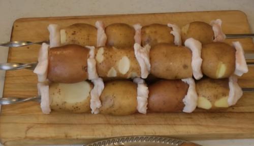 Шашлык с картошкой. Шашлык из картофеля, который съедается быстрее мясного!