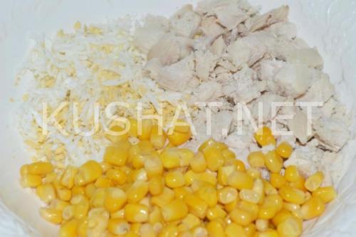 Салат с курицей и кукурузой и солеными огурцами. Салат с курицей, кукурузой, сыром – рецепт