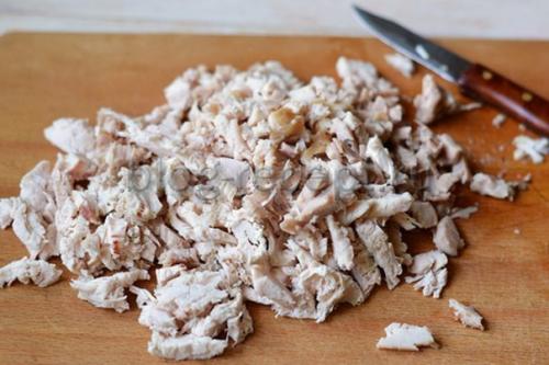 Салат с курицей и кукурузой и сухариками. Ингредиенты: