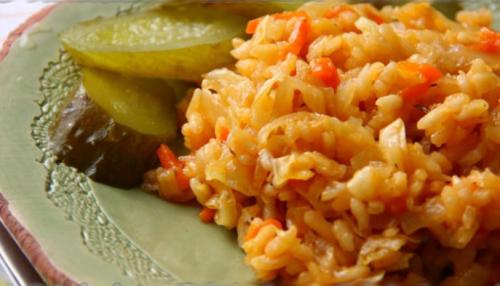 Тушеная капуста с рисом и мясом на сковороде. Готовим в духовке