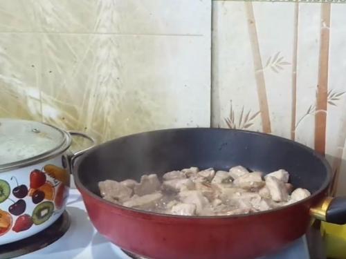 Шашлык на сковороде с картошкой. Рецепт жареной свинины с луком и картошкой