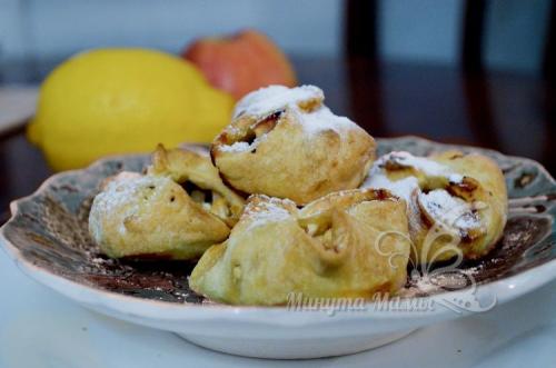 Слойки с творогом из слоеного теста. Нежные слойки с творогом, изюмом и яблоками из готового слоеного теста