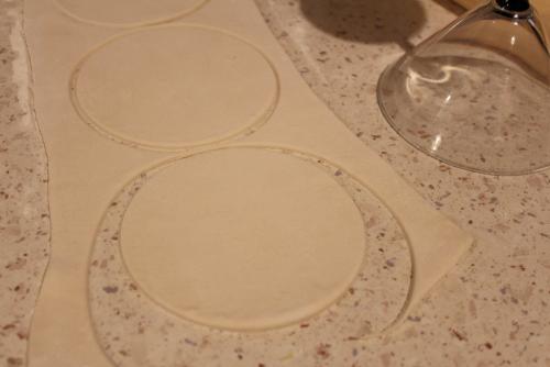 Розочки из слоеного теста с творогом. Слоеные БУЛОЧКИ-РОЗОЧКИ с творогом за полчаса