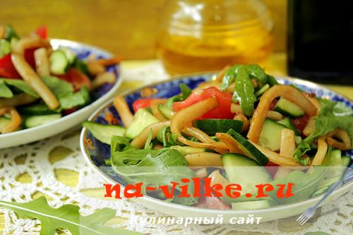 Салат с жареным кальмаром. Салат из обжаренных кальмаров и свежих овощей