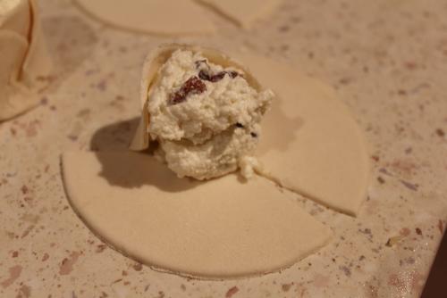 Розочки из слоеного теста с творогом. Слоеные БУЛОЧКИ-РОЗОЧКИ с творогом за полчаса