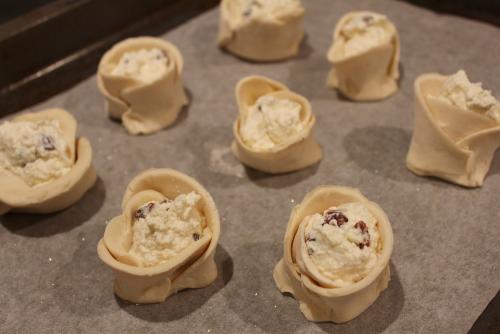 Розочки из слоеного теста с творогом. Слоеные БУЛОЧКИ-РОЗОЧКИ с творогом за полчаса