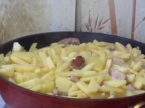 Шашлык на сковороде с картошкой. Рецепт жареной свинины с луком и картошкой