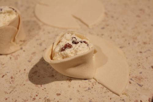 Розочки из слоеного теста с творогом. Слоеные БУЛОЧКИ-РОЗОЧКИ с творогом за полчаса