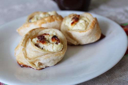 Розочки из слоеного теста с творогом. Слоеные БУЛОЧКИ-РОЗОЧКИ с творогом за полчаса