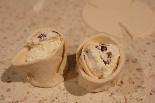 Розочки из слоеного теста с творогом. Слоеные БУЛОЧКИ-РОЗОЧКИ с творогом за полчаса