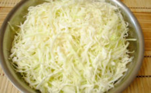 Тушеная капуста с рисом и мясом на сковороде. Готовим в духовке