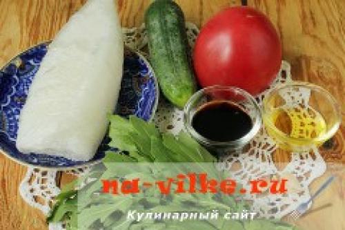 Салат с жареным кальмаром. Салат из обжаренных кальмаров и свежих овощей