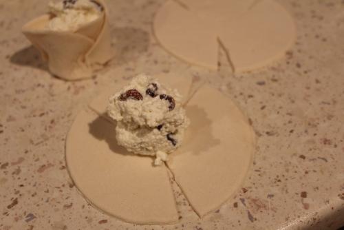 Розочки из слоеного теста с творогом. Слоеные БУЛОЧКИ-РОЗОЧКИ с творогом за полчаса