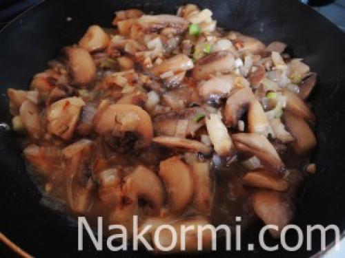 Пельмени запеченые в горшочках с грибами в духовке. Ингредиенты