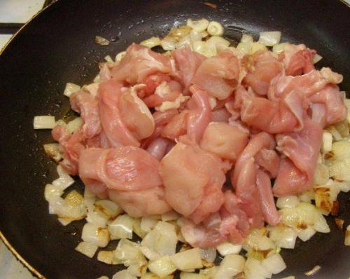 Гуляш из кролика на сковороде.