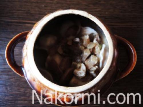 Пельмени запеченые в горшочках с грибами в духовке. Ингредиенты